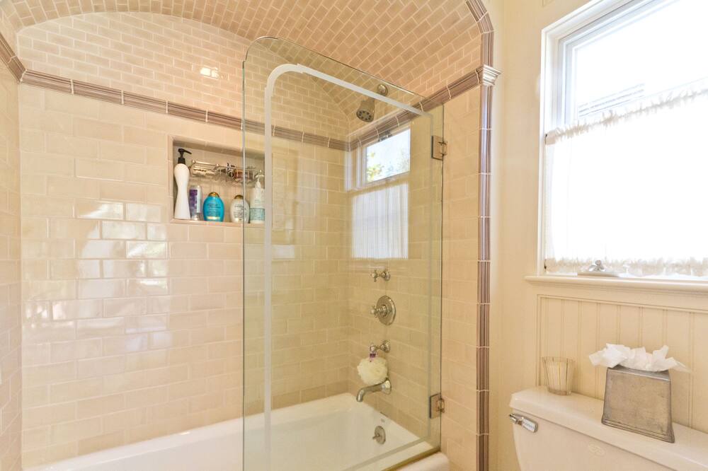 Photo of Bathroom in Oak Park