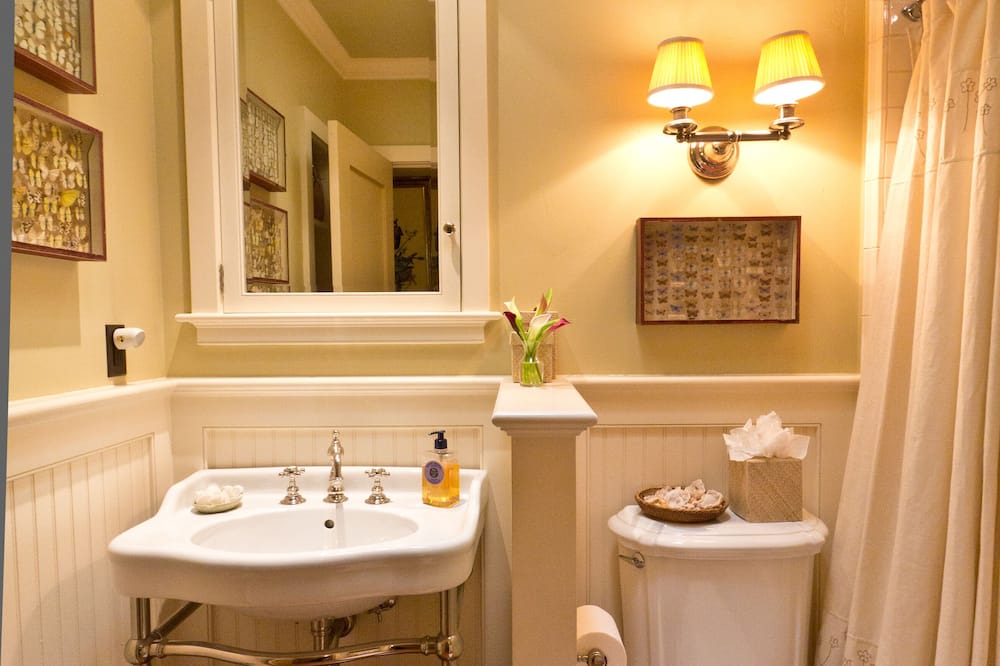 Photo of Bathroom in Oak Park