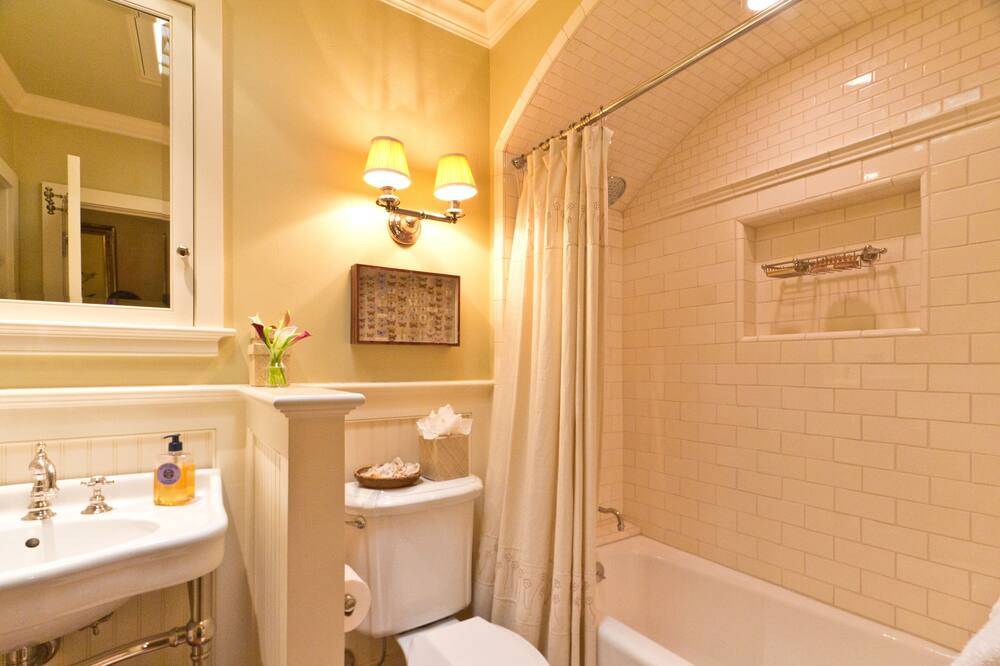 Photo of Bathroom in Oak Park