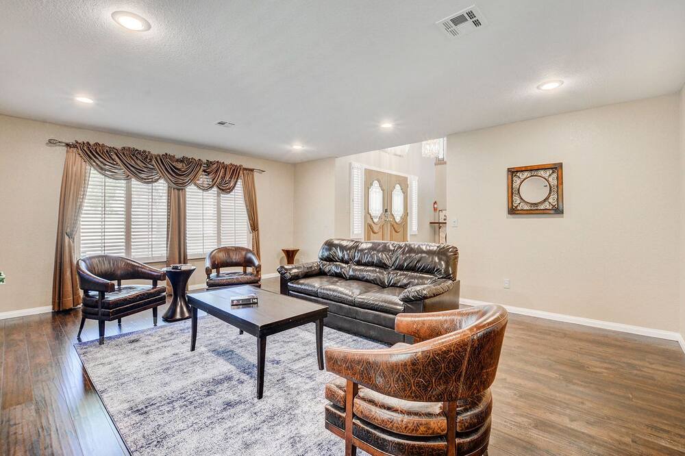 Photo of Livingroom in The Section Seven