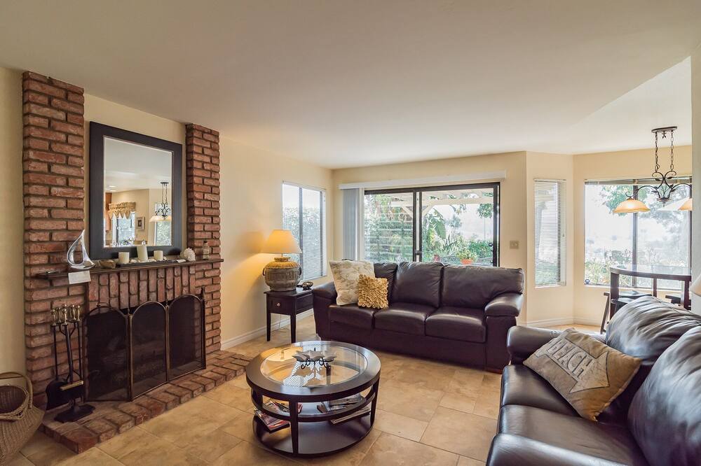 Photo of Livingroom in Tierrasanta