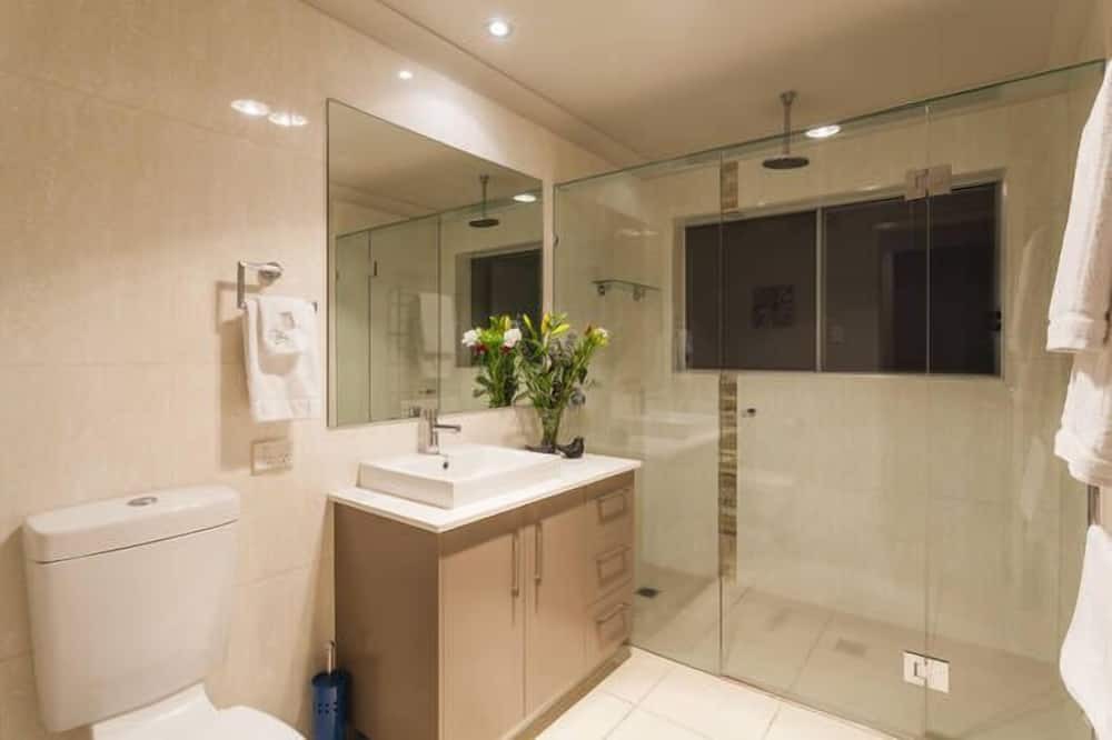 Photo of Bathroom in Mermaid Waters