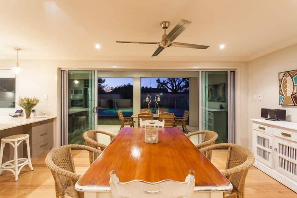 Photo of Kitchen in Mermaid Waters