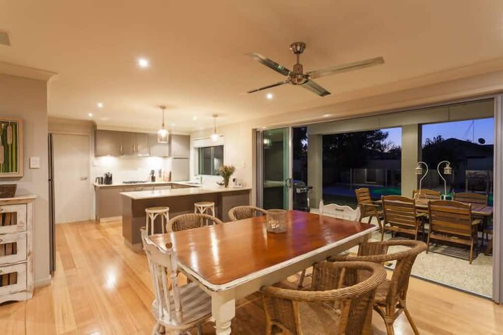 Photo of Kitchen in Mermaid Waters