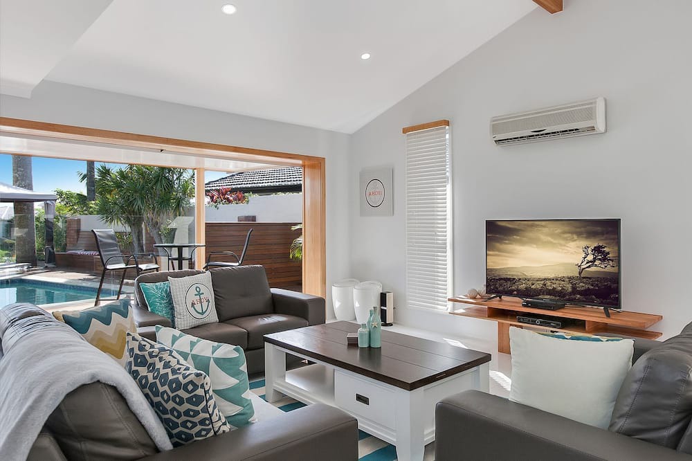 Photo of Livingroom in Broadbeach Waters