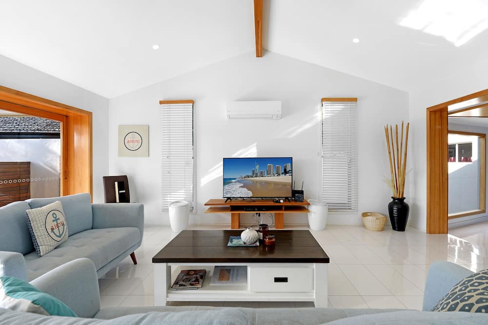 Photo of Livingroom in Broadbeach Waters