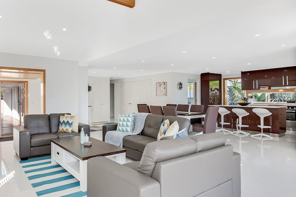 Photo of Livingroom in Broadbeach Waters