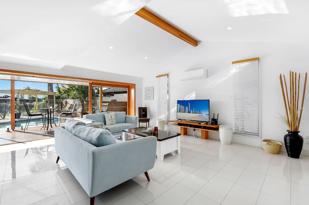 Photo of Livingroom in Broadbeach Waters