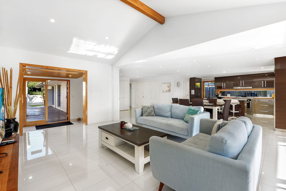 Photo of Livingroom in Broadbeach Waters