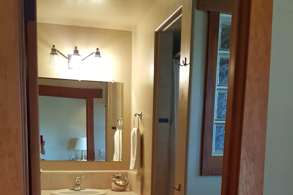 Photo of Bathroom in Callender