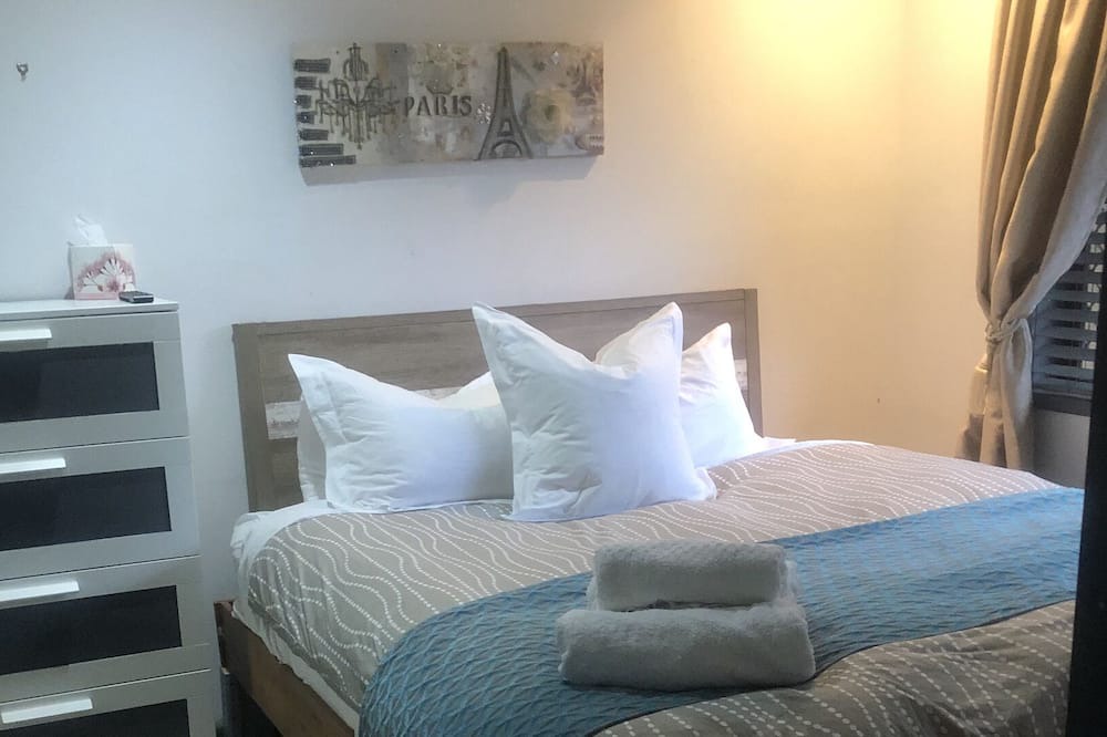 Photo of Bedroom in Mermaid Waters