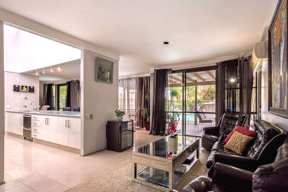 Photo of Livingroom in Mermaid Waters