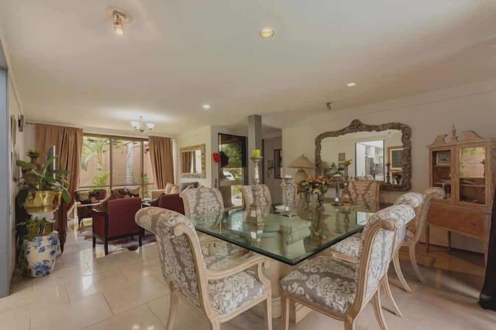 Photo of Kitchen in Mermaid Waters