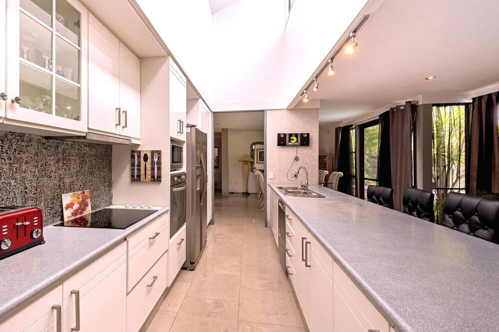 Photo of Kitchen in Mermaid Waters