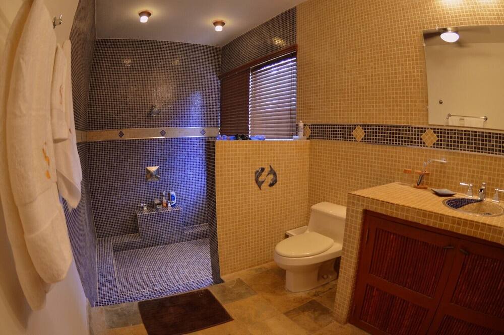 Photo of Bathroom in Guacalito de La Isla