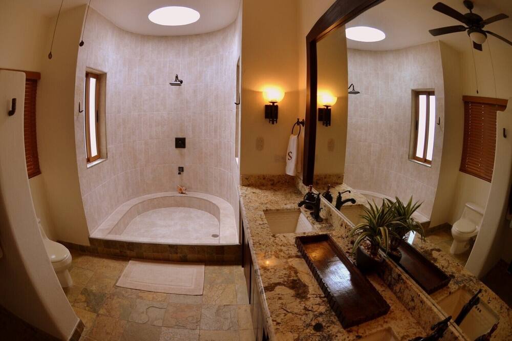 Photo of Bathroom in Guacalito de La Isla