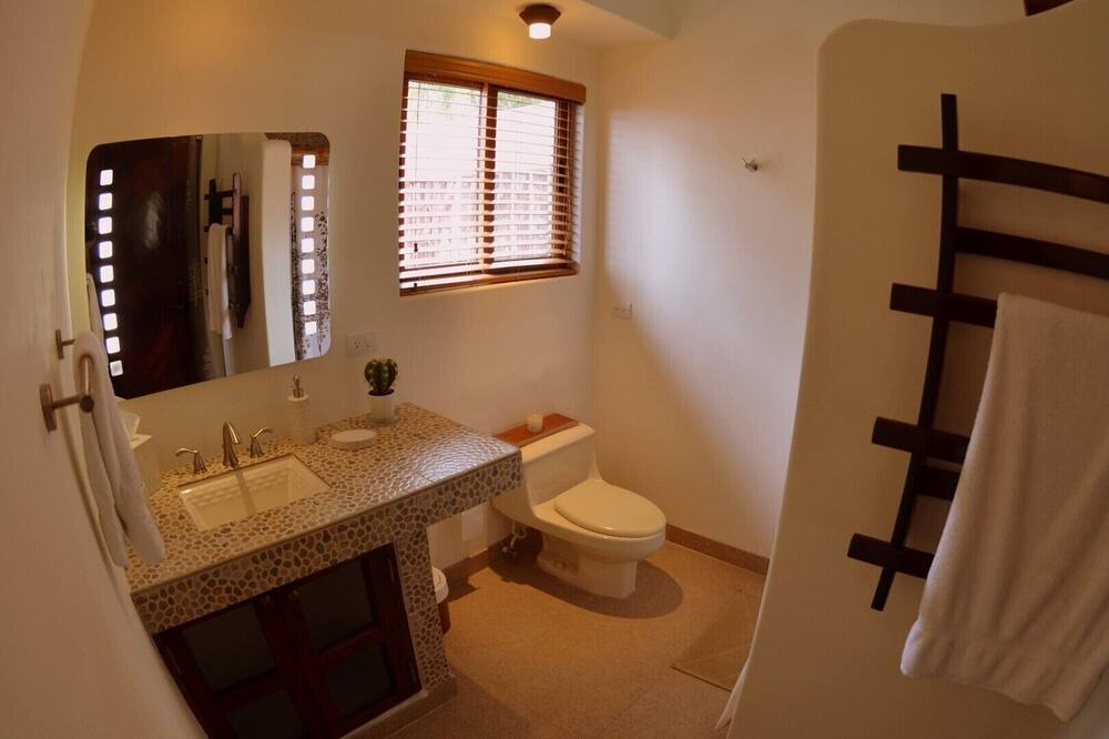 Photo of Bathroom in Guacalito de La Isla