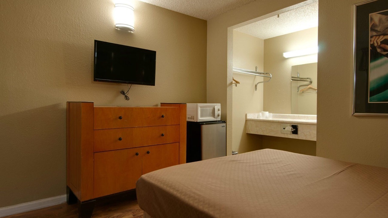 Photo of Bedroom in Oildale