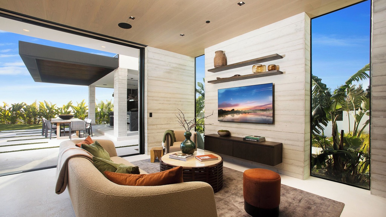 Photo of Livingroom in Central Malibu