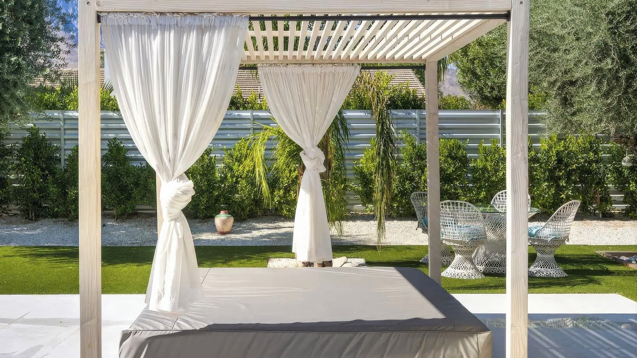 Photo of Patio Balcony in Racquet Club South