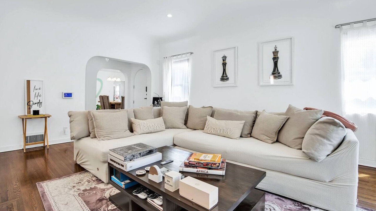Photo of Livingroom in Mid-Wilshire