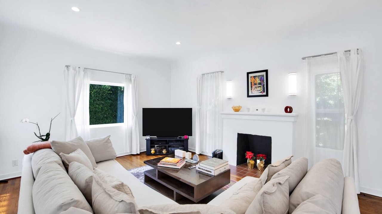 Photo of Livingroom in Mid-Wilshire
