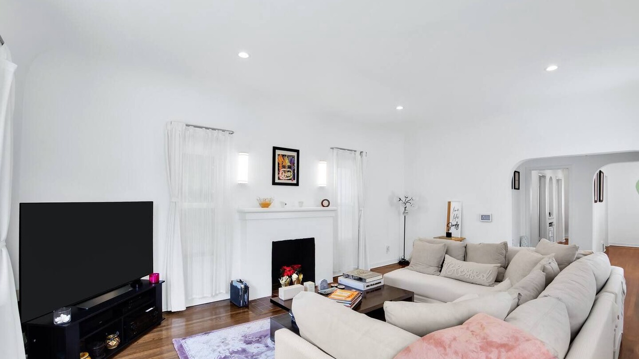 Photo of Livingroom in Mid-Wilshire