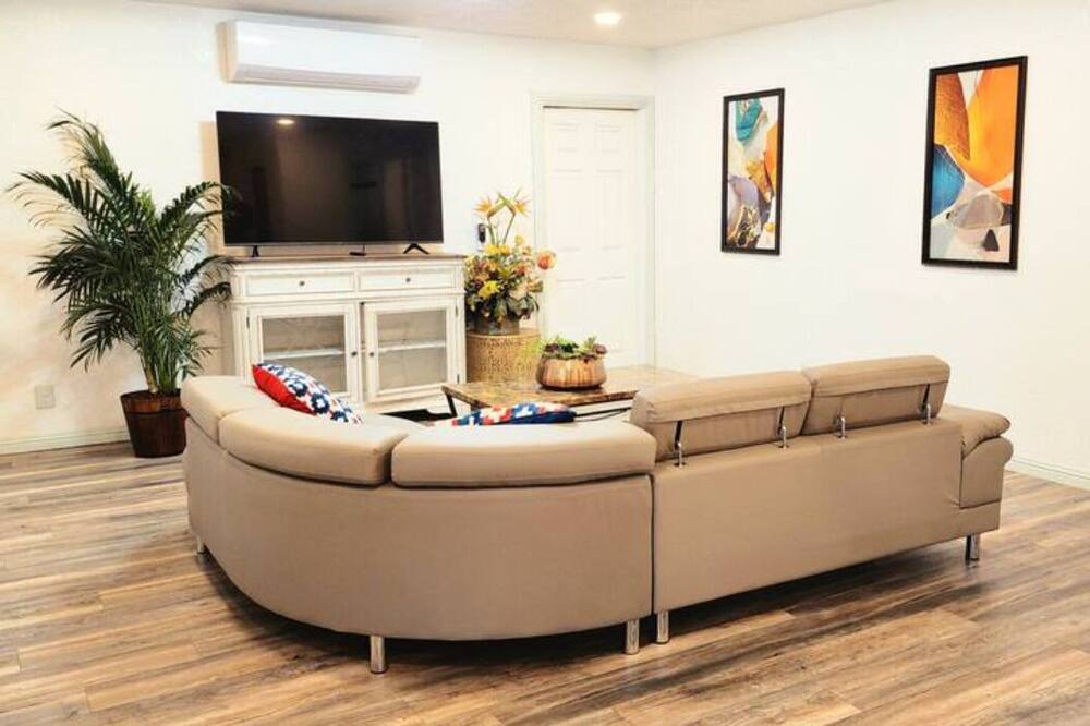 Photo of Livingroom in Baldwin Park