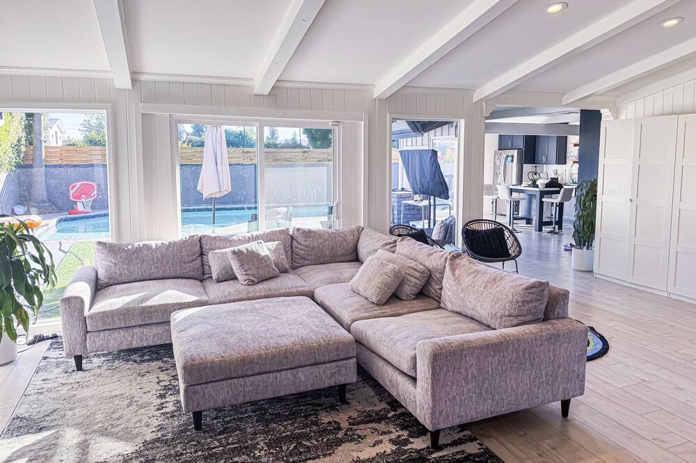 Photo of Livingroom in Downtown
