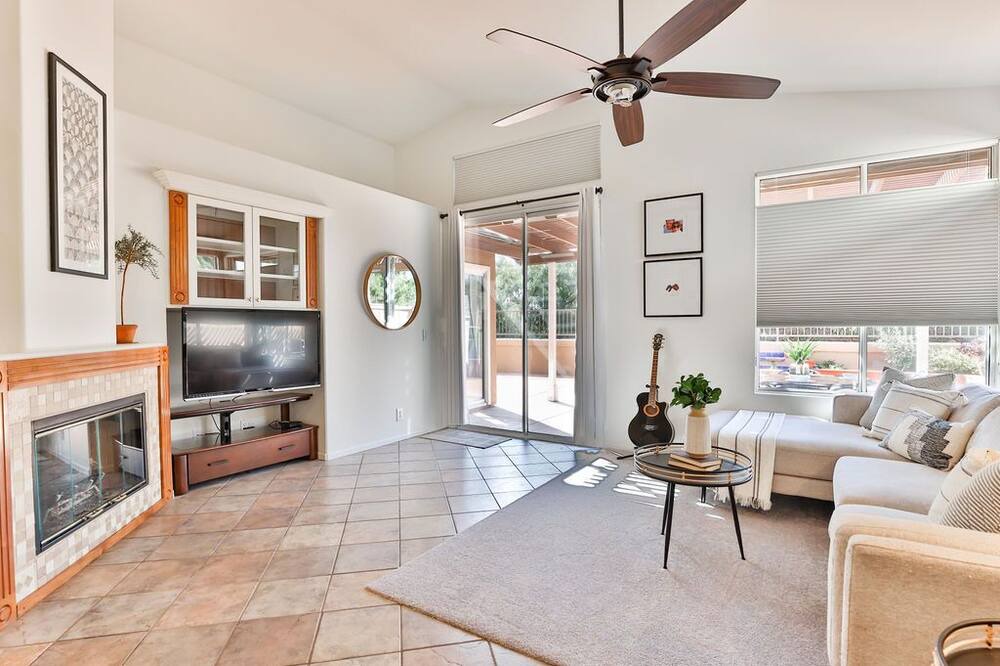 Photo of Livingroom in Eastlake Greens