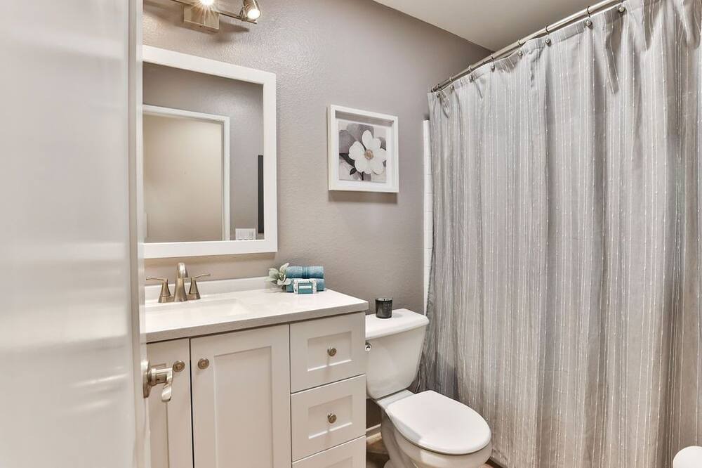 Photo of Bathroom in Eastlake Greens