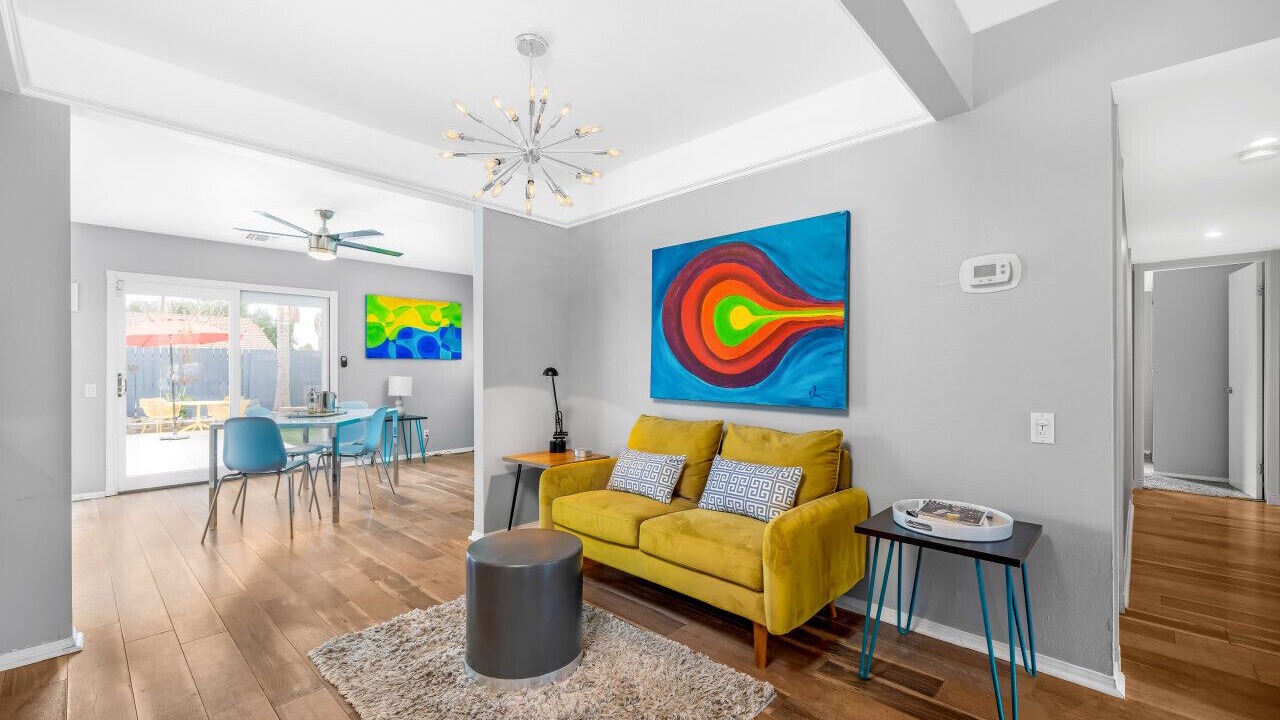 Photo of Livingroom in Racquet Club South