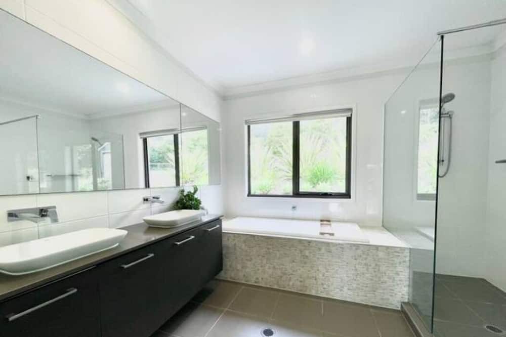 Photo of Bathroom in Tallai