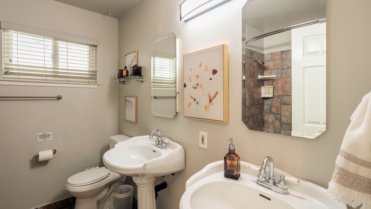 Photo of Bathroom in Raisin