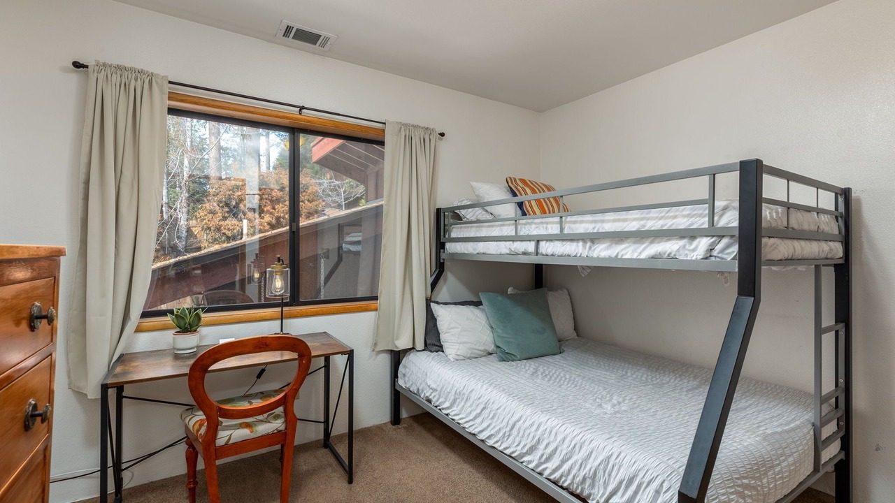 Photo of Bedroom in Idyllwild