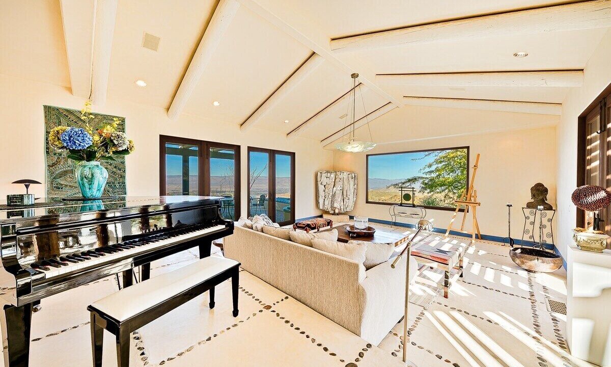 Photo of Livingroom in Mountain Center