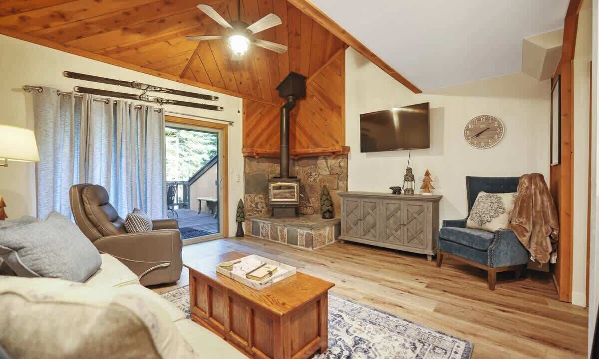 Photo of Livingroom in Shaver Lake