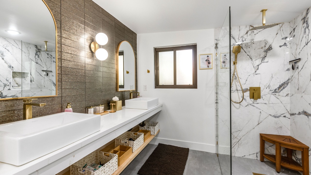 Photo of Bathroom in Racquet Club South