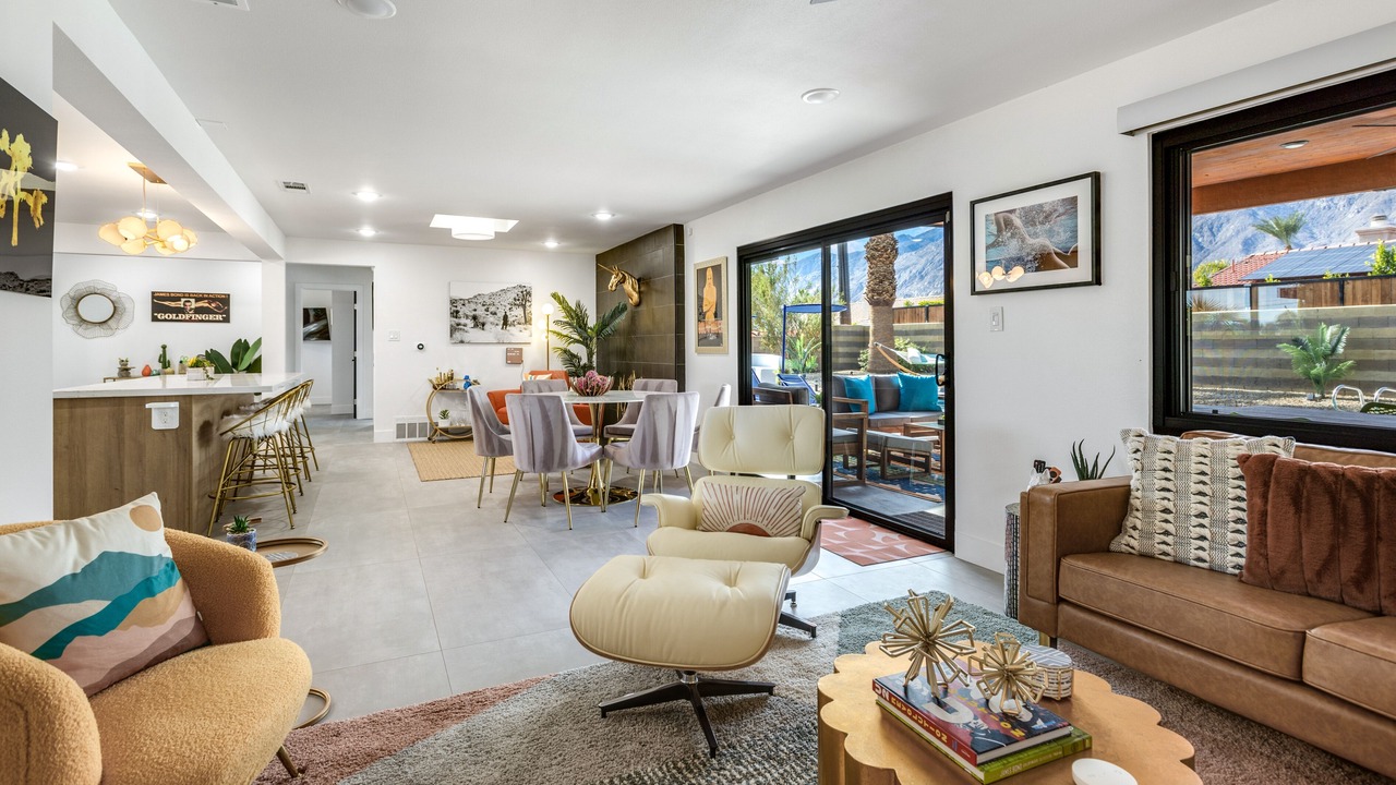 Photo of Livingroom in Racquet Club South