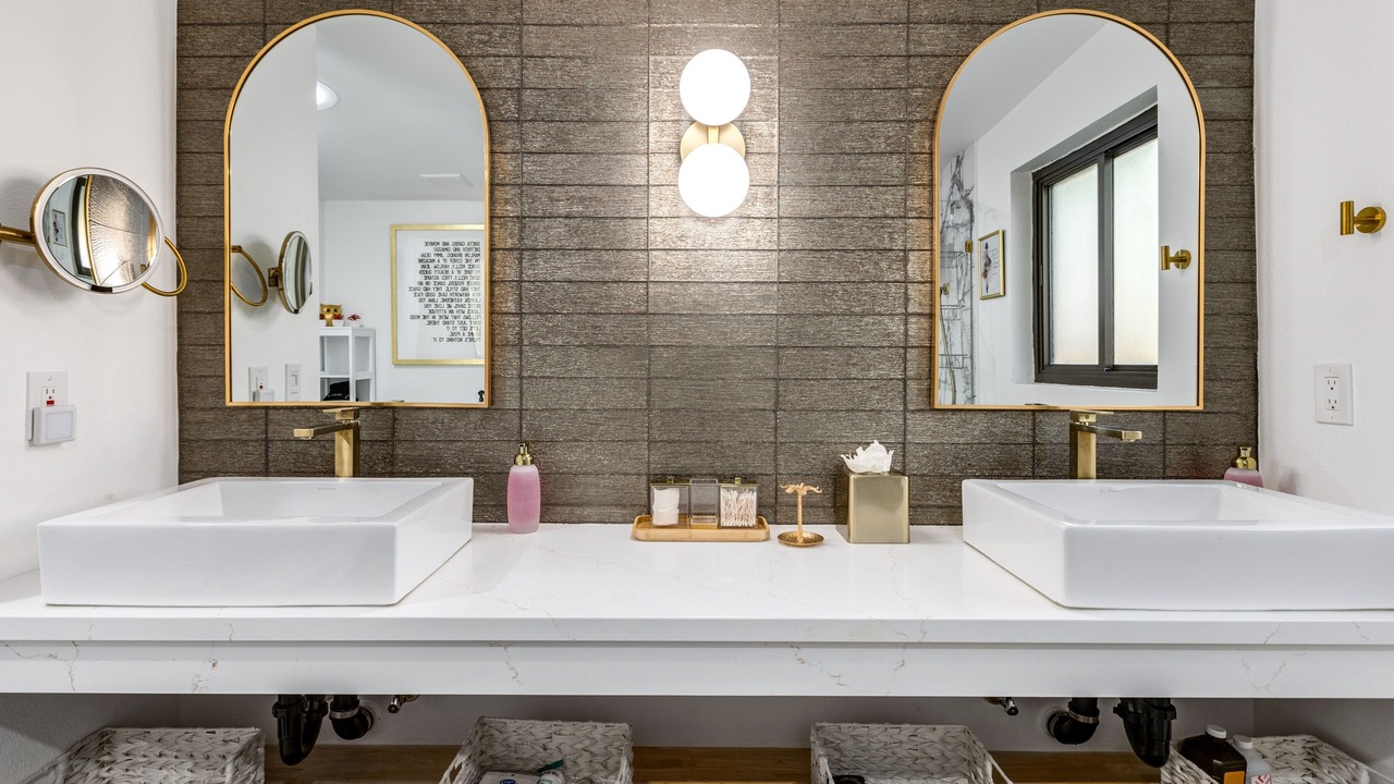 Photo of Bathroom in Racquet Club South