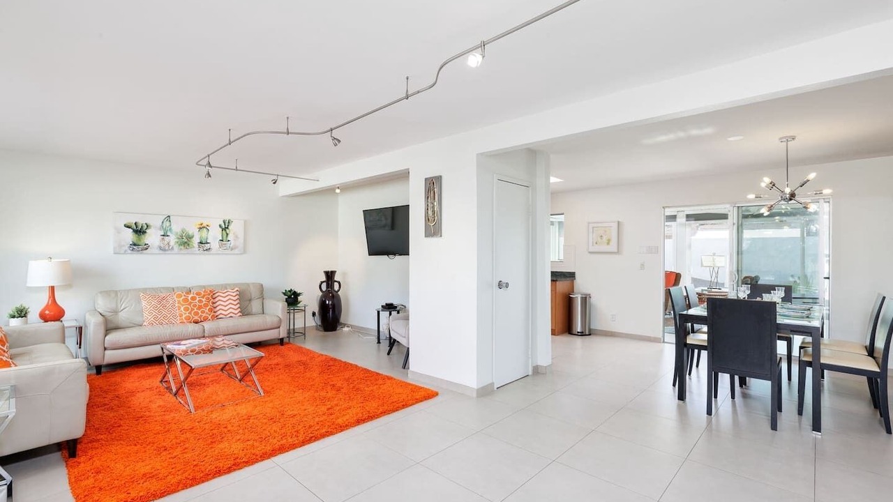 Photo of Livingroom in Racquet Club South