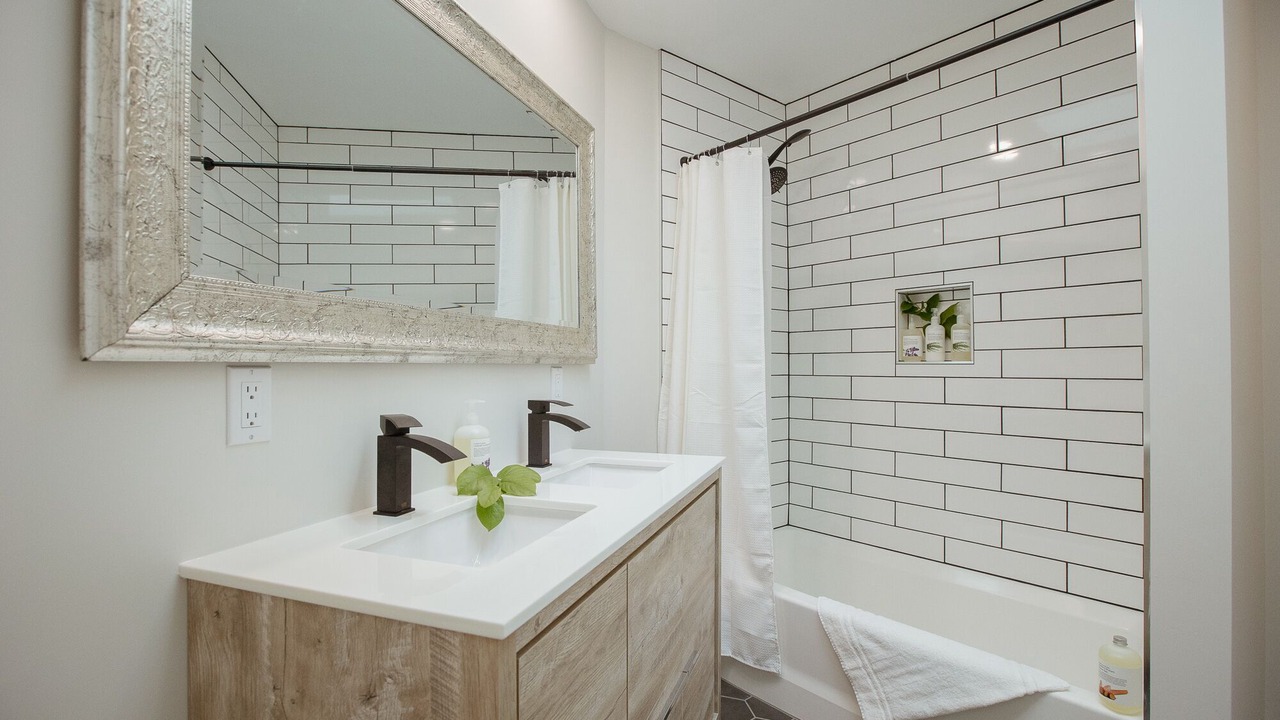 Photo of Bathroom in Tonquin Beach