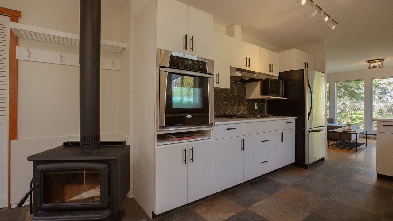Photo of Livingroom in Tonquin Beach