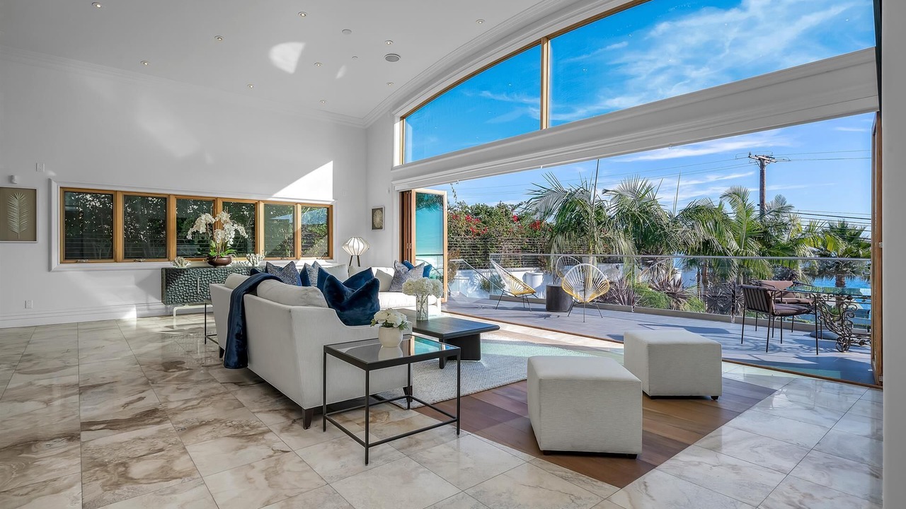 Photo of Livingroom in Central Malibu
