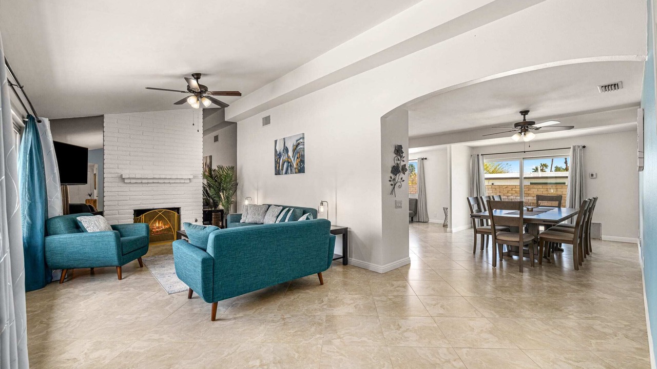 Photo of Livingroom in Racquet Club South