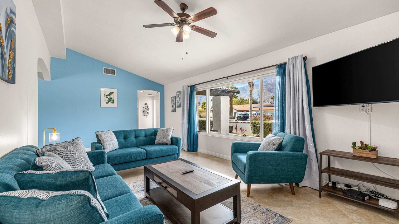 Photo of Livingroom in Racquet Club South