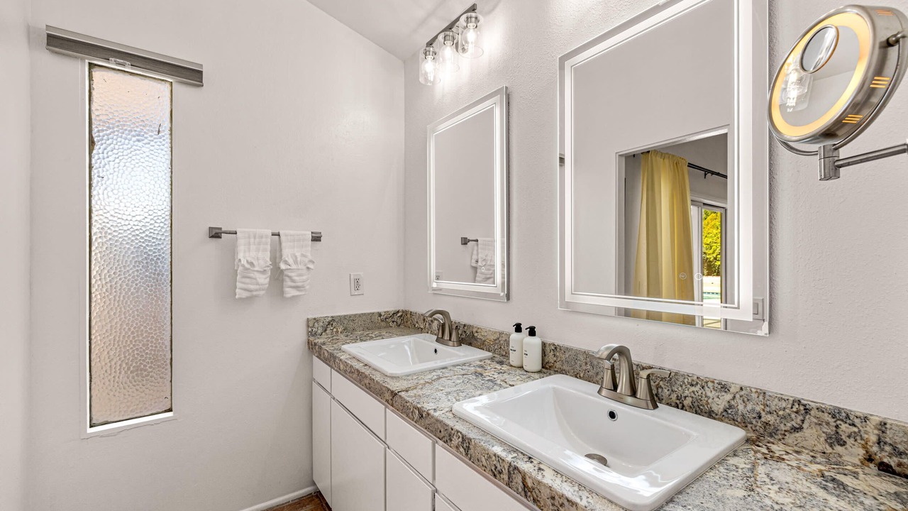 Photo of Bathroom in Racquet Club South