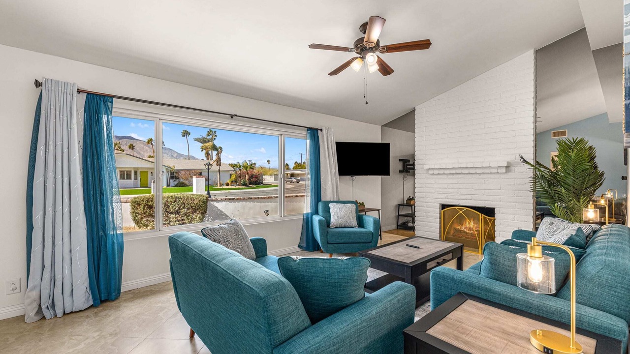 Photo of Livingroom in Racquet Club South