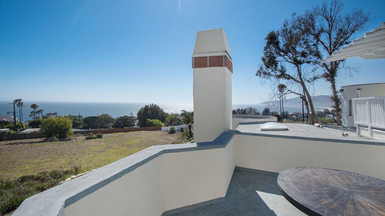 Photo of Patio Balcony in Central Malibu