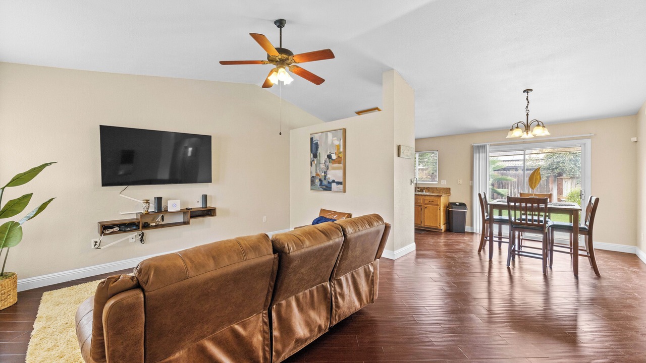 Photo of Livingroom in Pumpkin Center